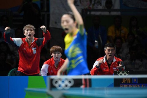 于梦雨代表新加坡队与日本队争夺铜牌,冯天薇(左)和周一涵在一旁观战。三名选手都在中国出生。